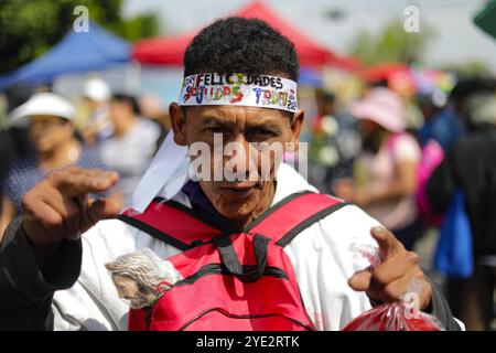 Non exclusif : un dévot du Saint créé Jude Thaddeus, fréquente l'église de San Hipolito pour bénir les images et rendre grâce pour les faveurs accordées Banque D'Images