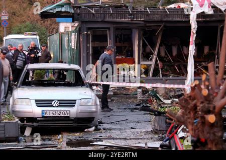 KIEV, UKRAINE - 29 OCTOBRE 2024 - des dégâts sont observés dans le district de Solomianskyi après une attaque de drone russe, Kiev, capitale de l'Ukraine. Six personnes ont été blessées et 15 ont été évacuées à la suite d'une attaque d'UAV dans le district de Solomianskyi à Kiev. Banque D'Images