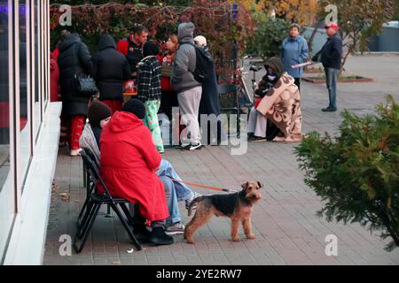 KIEV, UKRAINE - 29 OCTOBRE 2024 - les personnes touchées par une attaque de drone russe restent à l'extérieur, Kiev, capitale de l'Ukraine. Six personnes ont été blessées et 15 ont été évacuées à la suite d'une attaque d'UAV dans le district de Solomianskyi à Kiev. Banque D'Images