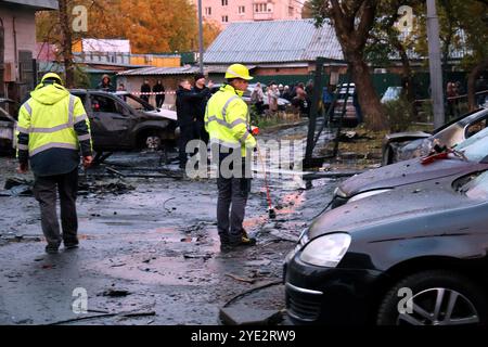 KIEV, UKRAINE - le 29 OCTOBRE 2024 - des forces de l'ordre en gilets de haute visibilité sont sur les lieux dans le district de Solomianskyi après une attaque de drone russe, Kiev, capitale de l'Ukraine. Six personnes ont été blessées et 15 ont été évacuées à la suite d'une attaque d'UAV dans le district de Solomianskyi à Kiev. Banque D'Images