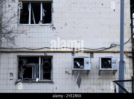 Non exclusif : KIEV, UKRAINE - le 29 OCTOBRE 2024 - un immeuble d'appartements dans le quartier de Solomianskyi est endommagé par une attaque de drone russe, Kiev, capitale Banque D'Images