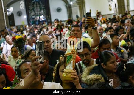 Non exclusif : les dévots du Saint créé Jude Thaddeus, fréquentent l'église de San Hipolito pour bénir les images et rendre grâce pour les faveurs accordées. Banque D'Images