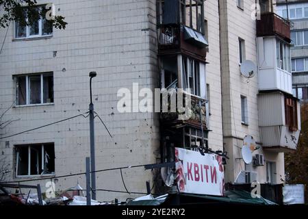 Non exclusif : KIEV, UKRAINE - le 29 OCTOBRE 2024 - un immeuble d'appartements dans le quartier de Solomianskyi est endommagé par une attaque de drone russe, Kiev, capitale Banque D'Images