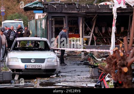 Non exclusif : KIEV, UKRAINE - 29 OCTOBRE 2024 - des dégâts sont observés dans le district de Solomianskyi après une attaque de drone russe, Kiev, capitale de l'Ukraine. Banque D'Images