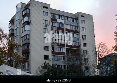 Non exclusif : KIEV, UKRAINE - le 29 OCTOBRE 2024 - un immeuble d'appartements dans le quartier de Solomianskyi est endommagé par une attaque de drone russe, Kiev, capitale Banque D'Images