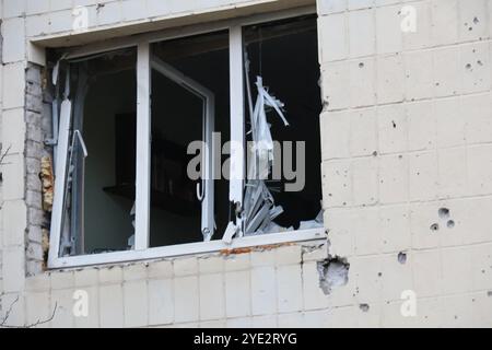 Non exclusif : KIEV, UKRAINE - 29 OCTOBRE 2024 - Une fenêtre brisée se trouve dans un immeuble du quartier de Solomianskyi endommagé par un drone russe Banque D'Images