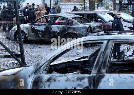 KIEV, UKRAINE - le 29 OCTOBRE 2024 - des voitures dans le district de Solomianskyi sont endommagées par une attaque de drone russe, Kiev, capitale de l'Ukraine. Six personnes ont été blessées et 15 ont été évacuées à la suite d'une attaque d'UAV dans le district de Solomianskyi à Kiev. Banque D'Images