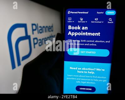 Allemagne. 14 juin 2024. Dans cette illustration photo, une personne tient un téléphone portable avec la page Web de Planned Parenthood Federation of America Inc (PPFA) devant le logo. Crédit : SOPA images Limited/Alamy Live News Banque D'Images