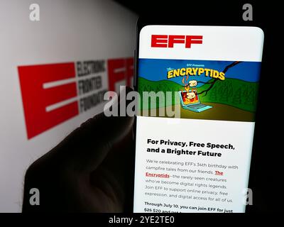 Allemagne. 26 juin 2024. Dans cette illustration photo, une personne tient un smartphone avec la page web de l'organisation Electronic Frontier Foundation (EFF) devant le logo. Crédit : SOPA images Limited/Alamy Live News Banque D'Images