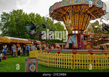 24 septembre 2022, Basingstoke, Royaume-Uni : les visiteurs apprécient l'historique chair O plane, l'une des attractions historiques de carter's Steam Fair lors de sa v Banque D'Images