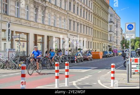 Borne, rue cyclable Auguststraße, Tucholskystraße, Mitte, Berlin, Allemagne Banque D'Images