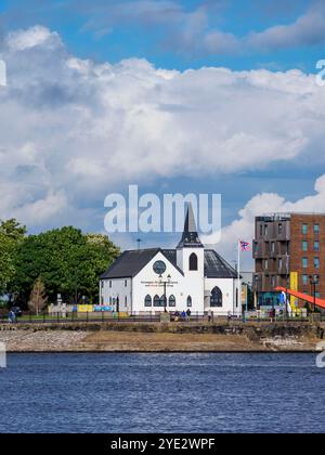 Vue sur la baie de Cardiff en direction du Norwegian Church Arts Centre, Cardiff, pays de Galles, Royaume-Uni Banque D'Images