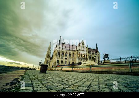 Bâtiment du Parlement de Budapest, grand angle bas, format vertical, 2023 Banque D'Images