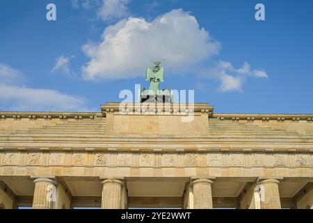 Vue arrière de la porte de Brandebourg, Platz des 18. März, Mitte, Berlin, Allemagne Banque D'Images