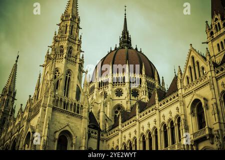 Détail du bâtiment du Parlement de Budapest, gros plan en angle bas, 2023 Banque D'Images