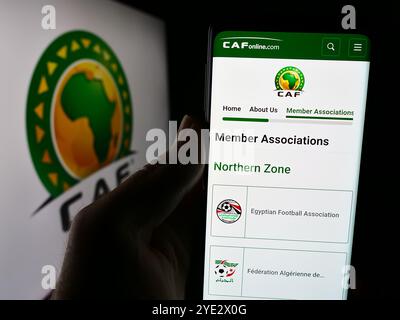 Allemagne. 25 juin 2024. Dans cette illustration photo, une personne tient un smartphone avec la page web de l'association Confederation africaine de Football (CAF) avec logo. (Photo timon Schneider/SOPA images/SIPA USA) *** strictement à des fins éditoriales *** crédit : SIPA USA/Alamy Live News Banque D'Images