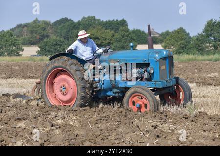 tracteur fordson vintage dans le match de labour vintage, brampton, suffolk, angleterre Banque D'Images