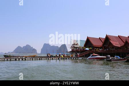 PHUKET, THAÏLANDE-AVRIL 03,2016:touristes asiatiques non identifiés visitant l'île de Panyi Banque D'Images