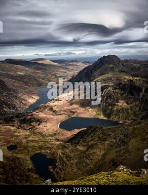 Vue le long de Llyn Ogwen depuis le sommet y Garn, y compris Tryfan et Llyn Idwal dans le parc Eryri ou le parc national de Snowdonia dans le nord du pays de Galles Banque D'Images