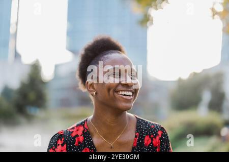 Portrait d'une jeune femme dans la ville Banque D'Images