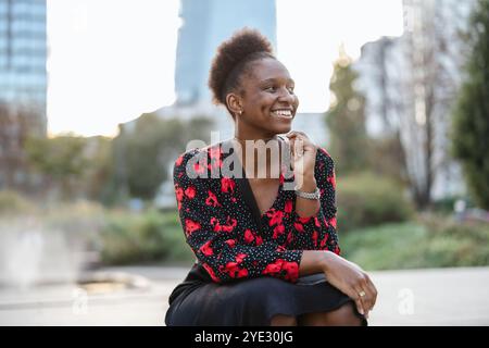 Portrait d'une jeune femme dans la ville Banque D'Images
