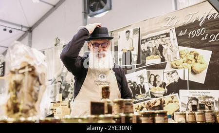 Pendant le Festival de la truffe d'Alba en Italie, un vendeur présente une variété de produits à base de truffes. Banque D'Images