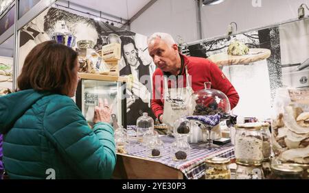 Les visiteurs du Festival de la truffe d'Alba en Italie interagissent avec des vendeurs proposant des truffes gastronomiques et des délices culinaires Banque D'Images