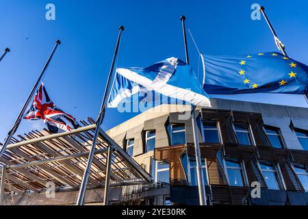 Ville d'Édimbourg, Royaume-Uni. 29 octobre 2024 photo : le matin des funérailles de l'ancien premier ministre Alex Salmond, le Parlement écossais arbore le drapeau de l'Union, Saltire, et le drapeau de l'Union européenne en Berne. Crédit : Rich Dyson/Alamy Live News Banque D'Images