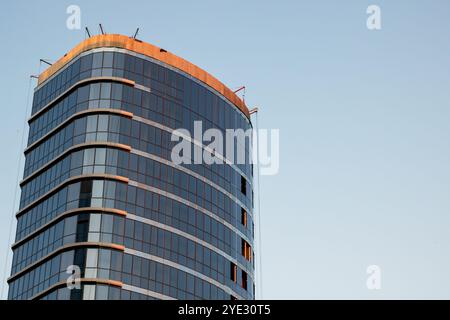 Un bâtiment remarquablement haut qui dispose d'un nombre important de fenêtres, mettant en valeur son impressionnant design architectural contre le ciel Banque D'Images