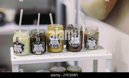 Les visiteurs explorent divers condiments à base de truffes au festival de la truffe d'Alba, profitant d'une atmosphère vibrante remplie de délices culinaires et locaux Banque D'Images