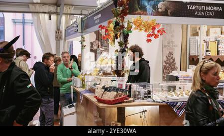 Les visiteurs explorent les stands du Festival de la truffe d'Alba en Italie, en s'engageant avec des vendeurs vendant des produits à base de truffe Banque D'Images