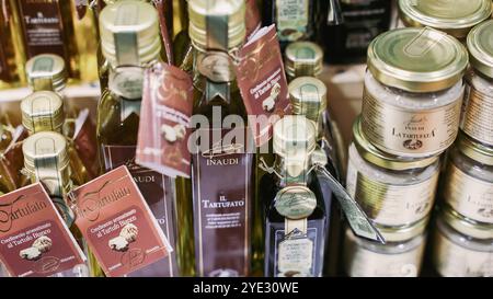 Les visiteurs du festival de la truffe d'Alba explorent une variété de produits infusés à la truffe. Bouteilles d'huile et pots de sauce truffe des régions Banque D'Images