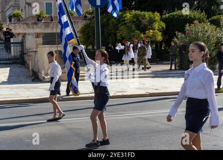 Athènes, Grèce. 28 octobre 2024. Les étudiants assistent à un défilé national 'Ochi (non) Day' à Athènes, Grèce, Oct. 28, 2024. 'Ochi' était la réponse donnée le 28 octobre 1940 par le chef du gouvernement grec à l'ultimatum de l'Italie de livrer le pays aux forces de l'axe. Il marque l'entrée de la Grèce dans la seconde Guerre mondiale. Crédit : Marios Lolos/Xinhua/Alamy Live News Banque D'Images