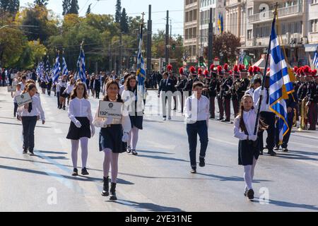 Athènes, Grèce. 28 octobre 2024. Les étudiants assistent à un défilé national 'Ochi (non) Day' à Athènes, Grèce, Oct. 28, 2024. 'Ochi' était la réponse donnée le 28 octobre 1940 par le chef du gouvernement grec à l'ultimatum de l'Italie de livrer le pays aux forces de l'axe. Il marque l'entrée de la Grèce dans la seconde Guerre mondiale. Crédit : Marios Lolos/Xinhua/Alamy Live News Banque D'Images