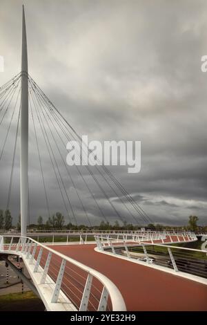 Le cycle surélevé 'Hovenring' / rond-point surélevé piéton, Eindhoven, pays-Bas. Banque D'Images