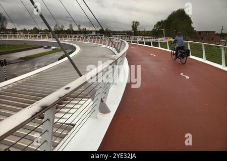 Le cycle surélevé 'Hovenring' / rond-point surélevé piéton, Eindhoven, pays-Bas. Banque D'Images