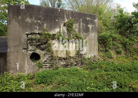 Casemate d'artillerie abandonnée au fort défensif Eben-Emael de la seconde Guerre mondiale, aujourd'hui musée, Bassenge, Belgique. Banque D'Images