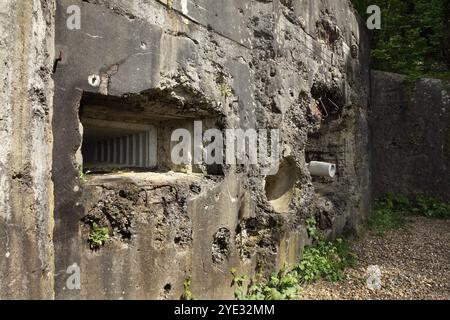 Casemate d'artillerie abandonnée au fort défensif Eben-Emael de la seconde Guerre mondiale, aujourd'hui musée, Bassenge, Belgique. Banque D'Images