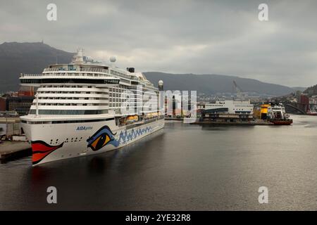 Le navire de croisière 'AIDAprima' de 125 000 tonnes et 3 300 passagers amarré à Bergen, en Norvège. Banque D'Images