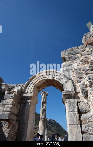 Ruines avec colonnes et arc à Éphèse Turquie contre un ciel bleu clair Banque D'Images