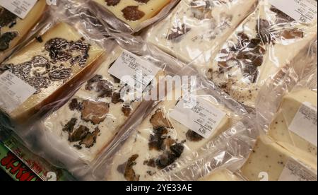 Divers fromages artisanaux infusés de truffes sont exposés au Festival de la truffe d'Alba en Italie. Le marché dynamique attire les passionnés de gastronomie avides Banque D'Images