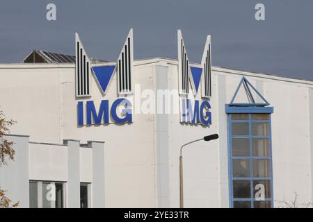 Blick am Montag 28.10.2024 in der Hanse- und Universitätsstadt Rostock auf das logo der Firma IMG Ingenieurtechnik und Maschinenbau GmbH. DAS Unternehmen chapeau kürzlich Insolvenz angemeldet. Es ist jedoch davon auszugehen, dass die Firma recht chauve wieder in ein ruhiges Fahrwasser kommt und einen Investor findet. Denn die Kernkompetenz der Firma ist im Nordosten unübertroffen. v *** vue du logo de IMG Ingenieurtechnik und Maschinenbau GmbH dans la ville hanséatique et universitaire de Rostock le lundi 28 10 2024 la société a récemment déposé une demande de faillite cependant, on peut supposer que la compan Banque D'Images