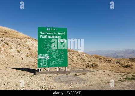 Areni, région de Vayots Dzor, Arménie - 07 octobre 2024 : panneau routier Bienvenue à Areni. Areni est un village de la région de Vayots Dzor en Arménie Banque D'Images