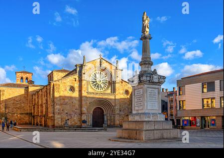 Avila, Espagne - 11 février 2023 : ancienne sculpture en pierre de Santa Teresa située près de la paroisse de Pierre l'Apôtre. Banque D'Images