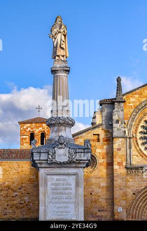 Avila, Espagne - 11 février 2023 : ancienne sculpture en pierre de Santa Teresa sur la place par la paroisse de Pierre l'Apôtre. Banque D'Images