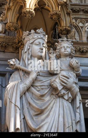 Statue Madonna avec enfant au portail principal / créez le portail de Marie de la cathédrale, Cologne, Allemagne. Statue Madonna mit Kind am Hauptportal / Marienpo Banque D'Images