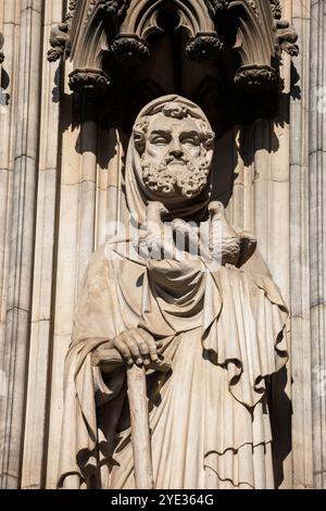 Statue au portail principal / créé le portail de Marie de la cathédrale, Cologne, Allemagne. Statue am Hauptportal / Marienportal des Doms, Koeln, Deutschland. Banque D'Images