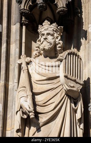 Statue du roi David au portail principal / création du portail de Marie de la cathédrale, Cologne, Allemagne. Statue Koenig David am Hauptportal / Marienportal des Dom Banque D'Images