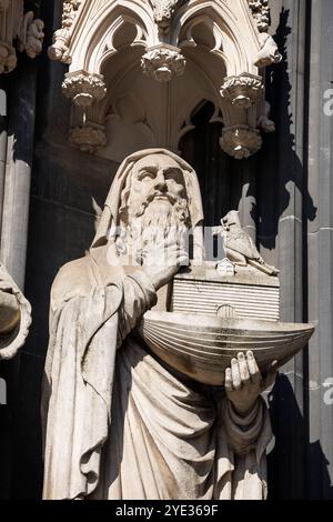 Statue Noé avec l'arche au portail principal / préparez le portail de Marie de la cathédrale, Cologne, Allemagne. Statue Noah mit der Arche am Hauptportal / Marienp Banque D'Images