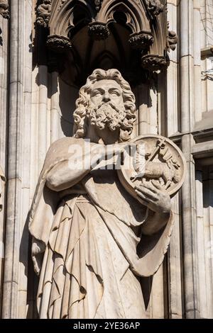 Statue au portail principal / créé le portail de Marie de la cathédrale, Cologne, Allemagne. Statue am Hauptportal / Marienportal des Doms, Koeln, Deutschland. Banque D'Images